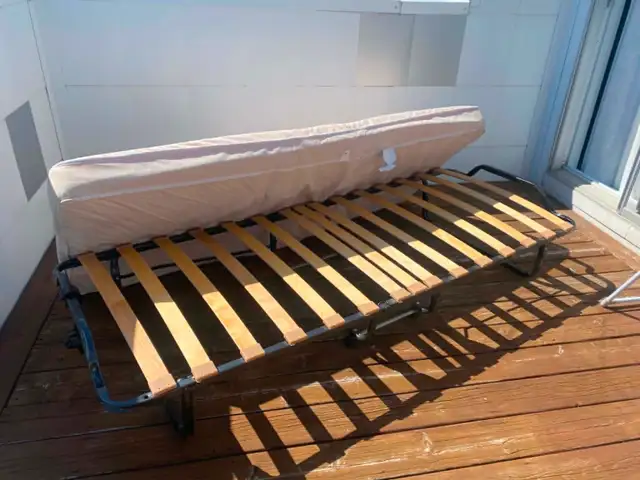 Lit simple pliant in Beds & Mattresses in City of Montréal - Image 6