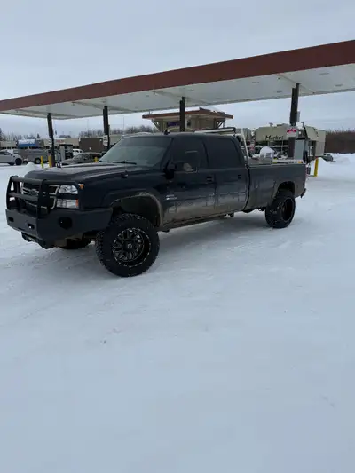 07 Chev 3500 crew cab long box - bush bumper - aftermarket stereo ( wired for subs ) - 20% tint on s...