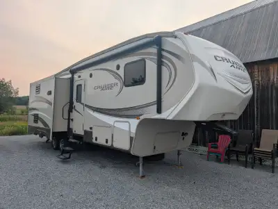 Magnifique fifthwheel cross Road cruiser aire 2015 29rs, elle est impeccable, 29 pieds planchers, 33...