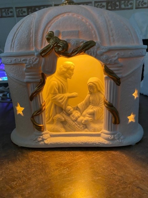 Vintage Porcelain Nativity Scene that lights up in Arts & Collectibles in Gatineau