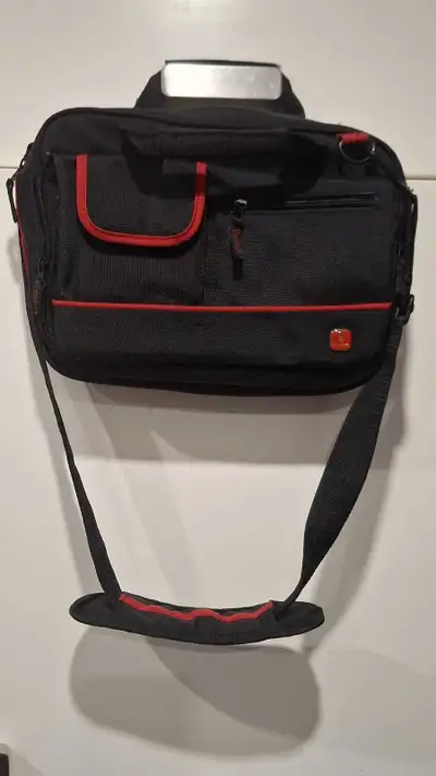 Tracker Travel Bag In Excellent condition, View more