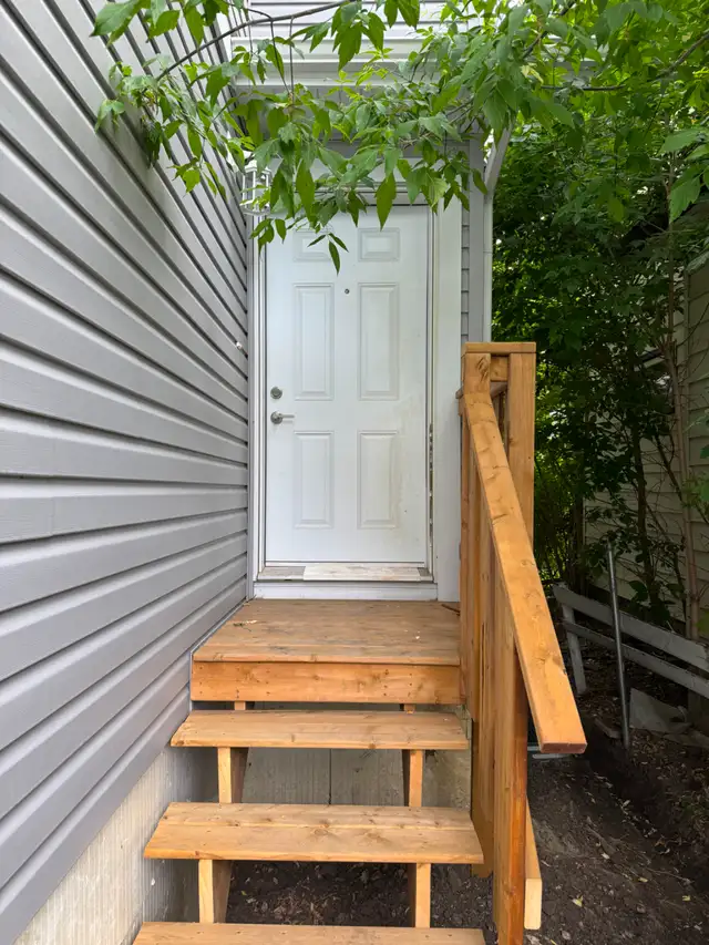 1 Bedroom 1 Bathroom Basement Suite w/ Laundry