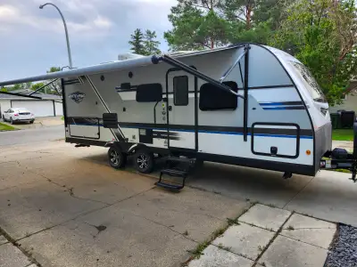 Jayco Whitehawk, 2018, 28 ft. Like new. Only used a few times c/w bedding, dishware (shatterproof an...