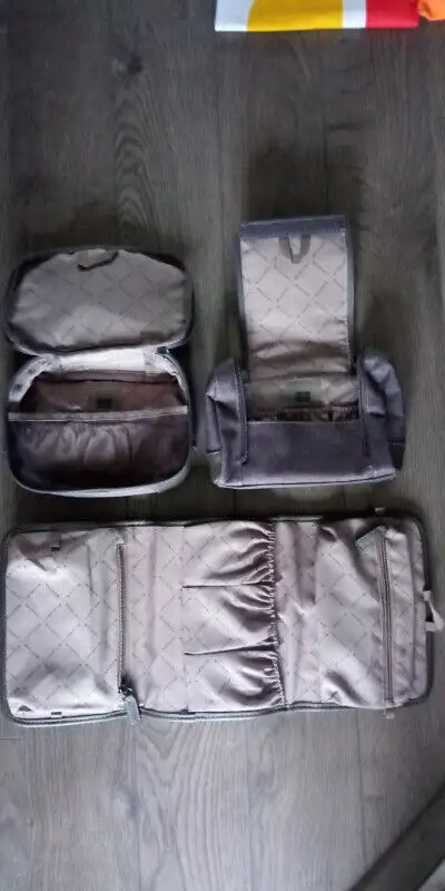 Emirat Business Class Toiletry Bags Signed by Bulgary in Other in Drummondville - Image 6