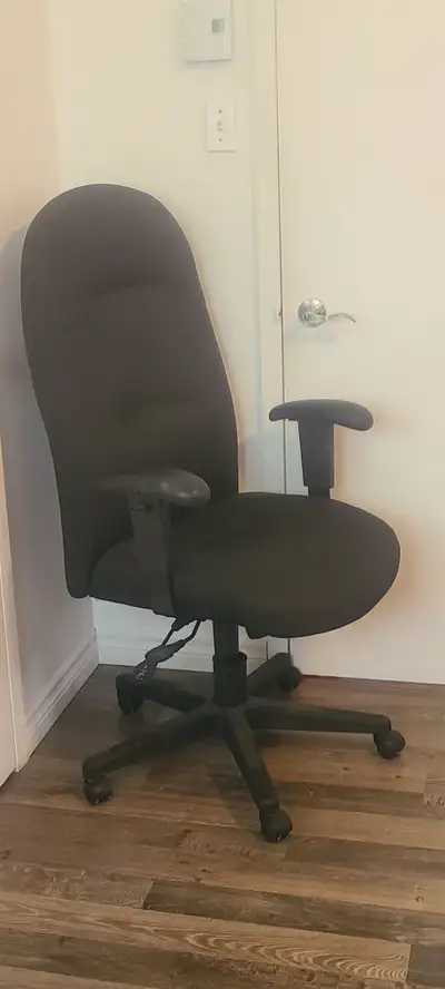 1-Inclinable. avant, arrière Ajustable. haut en bas Tissu bonne qualité. Pas de déchirure $150.00 2-...