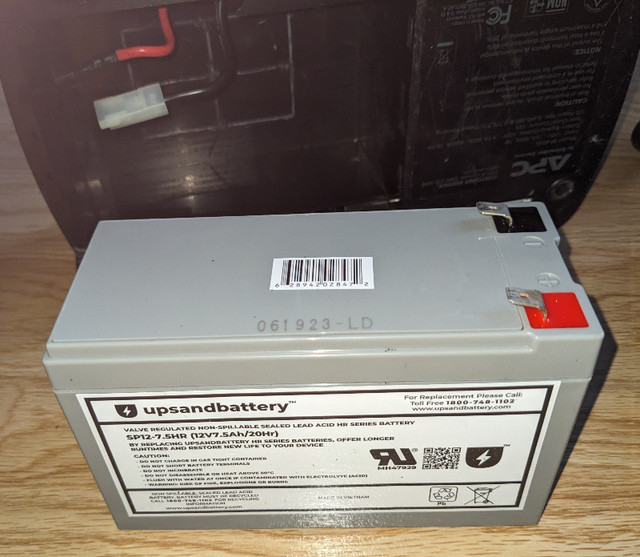UPS APC power Backup - with NEW BATTERY dans Composants de système  à Ville de Toronto - Image 4