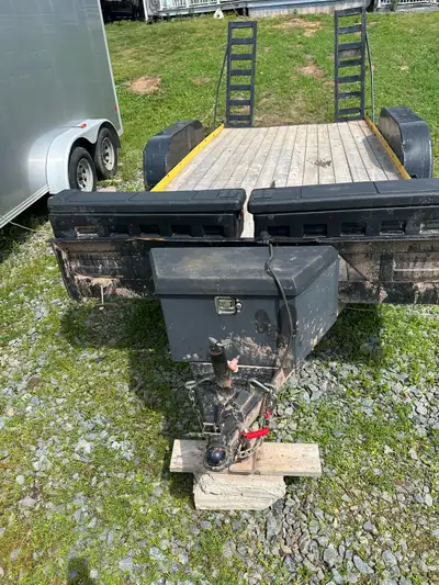 2008 gatat2006 low bed Gator trailer, 16 feet in length under 7 feet wide, tires are 95 percent new....