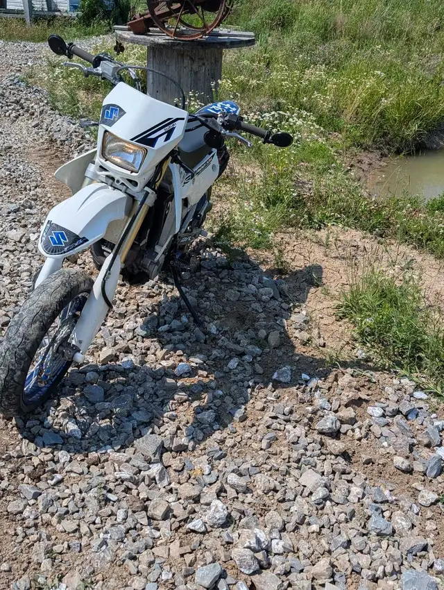 2017 Suzuki drz 400SM in Sport Bikes in Hamilton - Image 3
