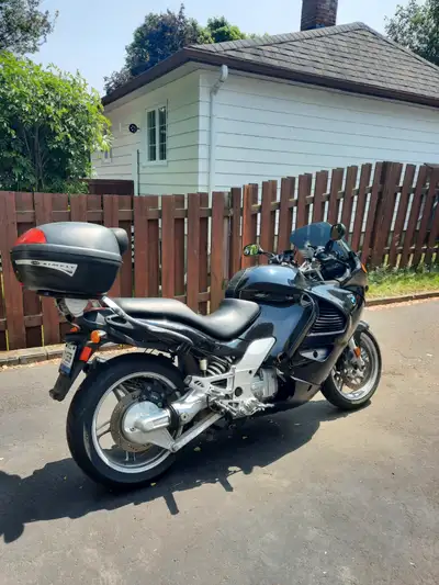 BMW k1200 rs 2002 noire, 104 000 km, valise arrière (top case) amovible, pneus neufs, batterie au ge...