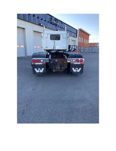 Camion très propre, vente car en trop compagnie avec mécanique sur place et toute factures, inspecti...