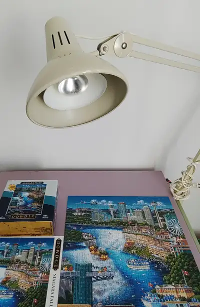 Lampe de bureau d'établi avec bras ajustable articulé., View more