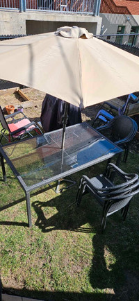 Vend set table extérieure + 6 chaises + parasol 