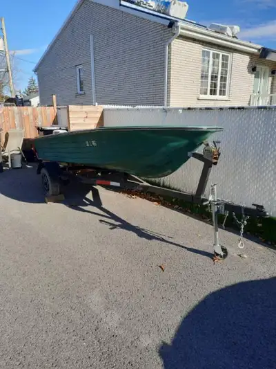 Chaloupe de 14' avec un moteur Johnson de 15hp. Très bien entretenu. Le trailer a été repeinturer et...