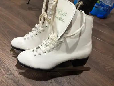 Women’s Ice Skates Size 8, View more