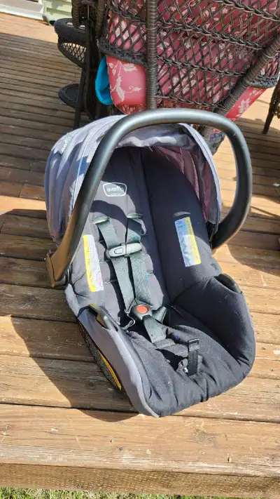I'm selling a used Evenflo LiteMax 35 car seat. This infant car seat is designed to accommodate babi...