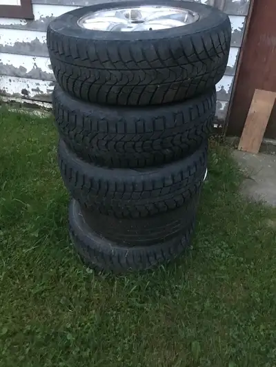 4 pneu hiver... bon pour une autre saison où pour l’été 215/65/R16... le deuxième pneu dans la pile...