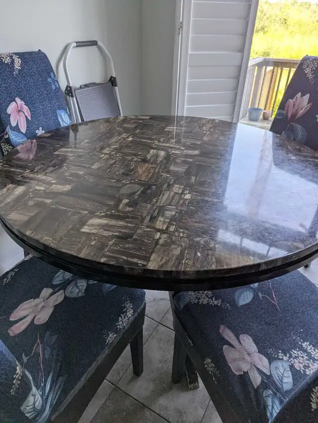 Dining Set with Round Table in Dining Tables & Sets in Oshawa / Durham Region - Image 2