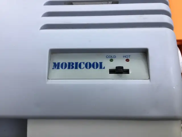 Mobicool 12V Electric Car Fridge Cooler/Warmer, 9L in Refrigerators in City of Halifax - Image 4