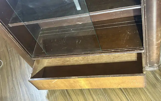 Vintage Wooden Display Cabinet in Hutches & Display Cabinets in Calgary - Image 3