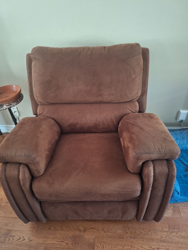 Recliner Chair made by Via Furniture dans Chaises, Fauteuils inclinables  à Laval/Rive Nord