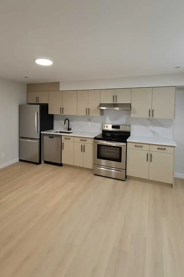 2 Bed 1 Bath Legal Suite Windermere 