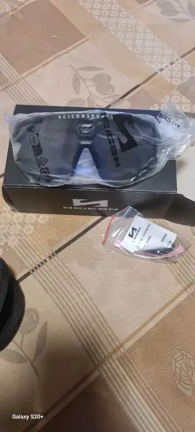 Découvrez les lunettes de sport Scicon Aeroshade Kunken, conçues pour offrir une protection et une c...