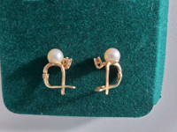 14k Gold and Diamond and Pearl Earrings  Boucles D'Oreilles