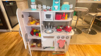 Cuisinette et accessoires inclus en bois pour enfant