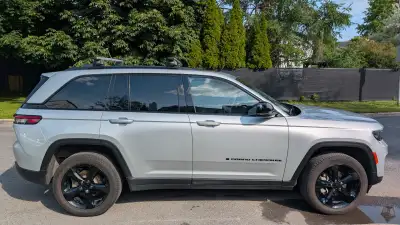 Superbe Jeep Grand Cherokee Limited 4x4. 28,899 km (principalement de l'autoroute). Acheté en novemb...