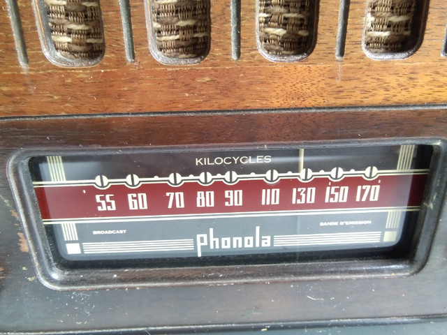 Vintage Phonola Battery Tube Radio, 1946/47 in Arts & Collectibles in Kawartha Lakes - Image 2