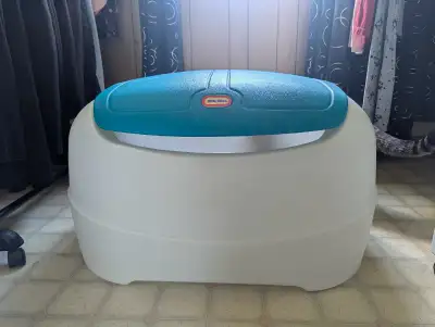 Bac à jouets Little Tikes. En très bon état, le couvercle tient bien! *Le chat ne vient pas avec!
