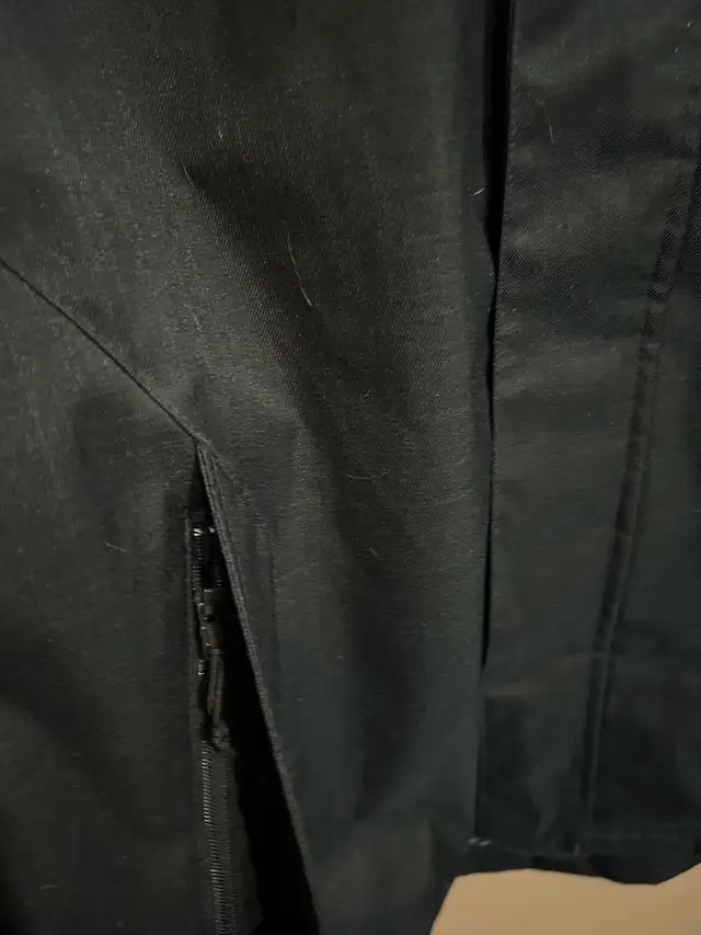 Women’s Medium Under Armour winter jacket in Women's - Tops & Outerwear in Sudbury - Image 8