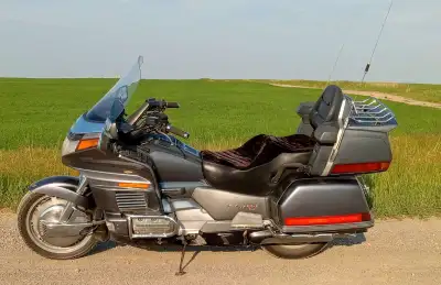 This 1988 Goldwing just came in , Starts , runs and rides , AM/FM radio , reverse, has cruise but co...