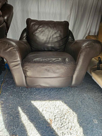 Beautiful natuzzi genuine leather chair - free delivery today!