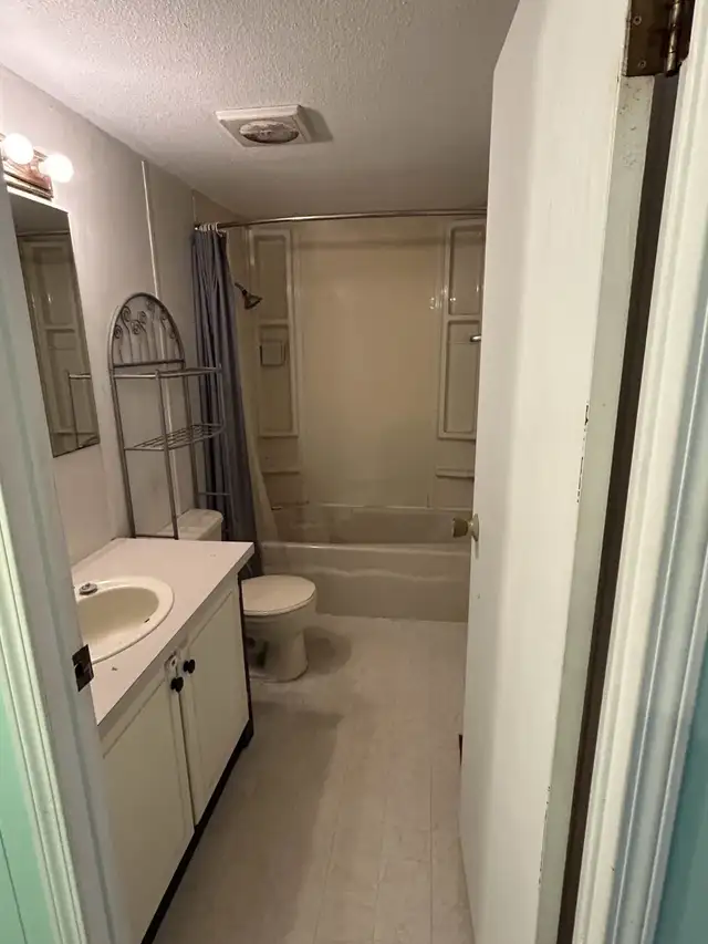 3 Bedroom, 1.5 Bath Double Wide Mobile Home **For Removal Only** in Houses for Sale in Regina - Image 24