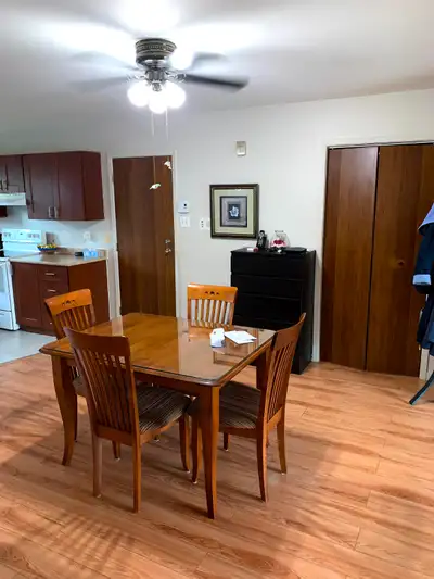 Un appartement spacieux, très propre, près à déménager dès le 1er fevrier. Il a un grand salon, deux...