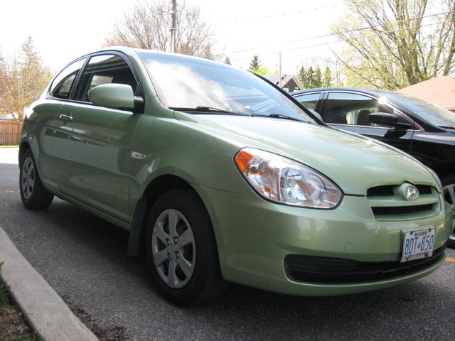 2009 Hyundai Accent L 3 Door Hatchback in Cars & Trucks in Barrie - Image 2