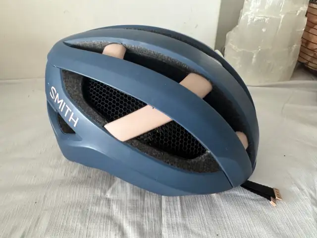 TWO ADULT ROAD BIKE CYCLING HELMETS, LIKE NEW, GOOD QUALITY in Road in City of Montréal - Image 3