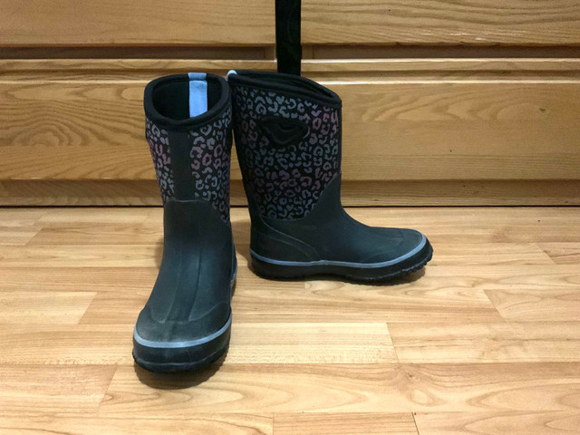 Winter Boots girls (youth size 1) Elements brand (The Shoe Compa in Kids & Youth in Belleville