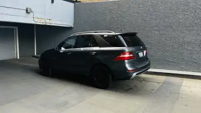 Feast your eyes on this elegant, used Mercedes-Benz ML 550, a luxury SUV that combines performance w...