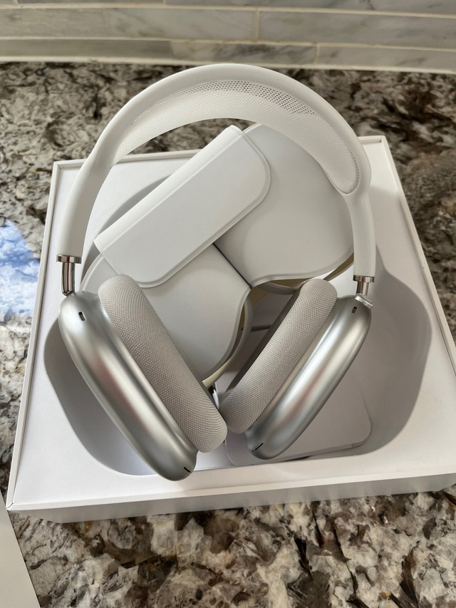 AirPod Max white/silver in Headphones in Markham / York Region - Image 4
