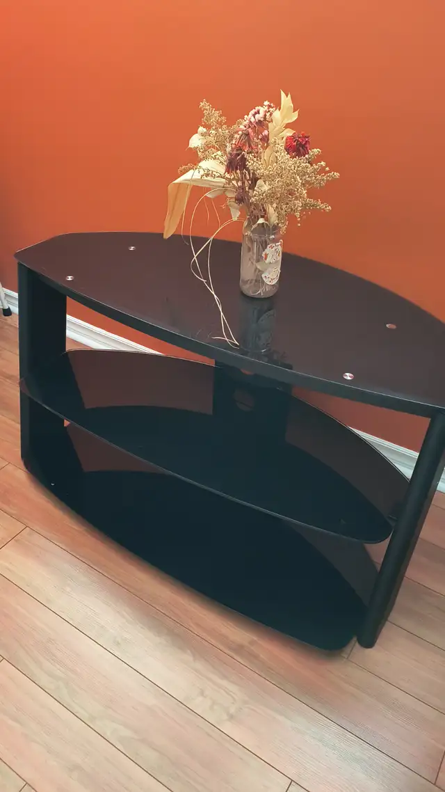 Meuble tv moderne 3 tablettes noir in TV Tables & Entertainment Units in City of Montréal - Image 3