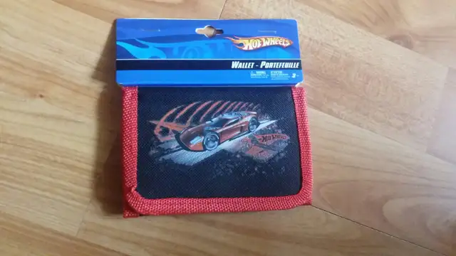 New Carded Hot Wheels Wallet Made For The Canadian Market in Arts & Collectibles in Oshawa / Durham Region - Image 2