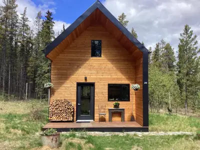 This little house is available right away located on a 2.5 acre lot. There is a minimum of 2 months...