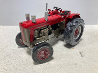 1/16 MASSEY FERGUSON 98 Farm Toy Tractor