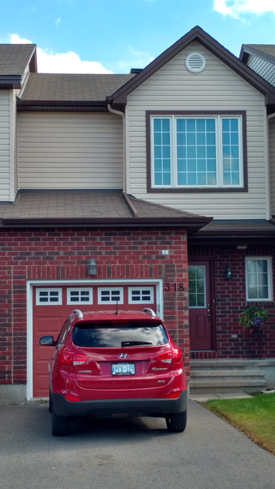 3 bdrm 1475 sq ft. Executive Townhouse in Kanata South (Bridlewood Trails), Hardwood Floors on the m...