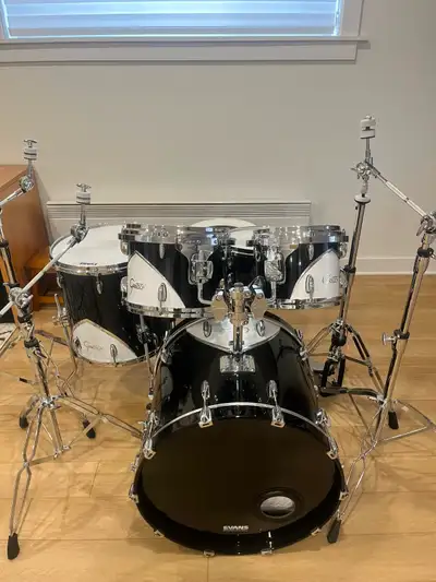 Beautiful Gretsch Renown ’57 drum kit in the rare Motor City Black finish. Very clean, well maintain...