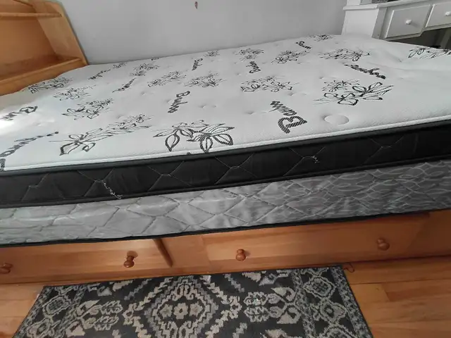 lit double in Beds & Mattresses in City of Montréal - Image 3