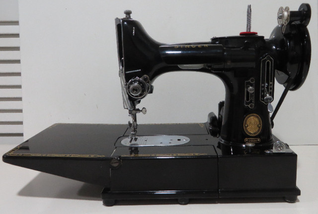 222K Singer Featherweight/Swiss made Automatic ZigZag Attachment in Hobbies & Crafts in Hamilton - Image 3