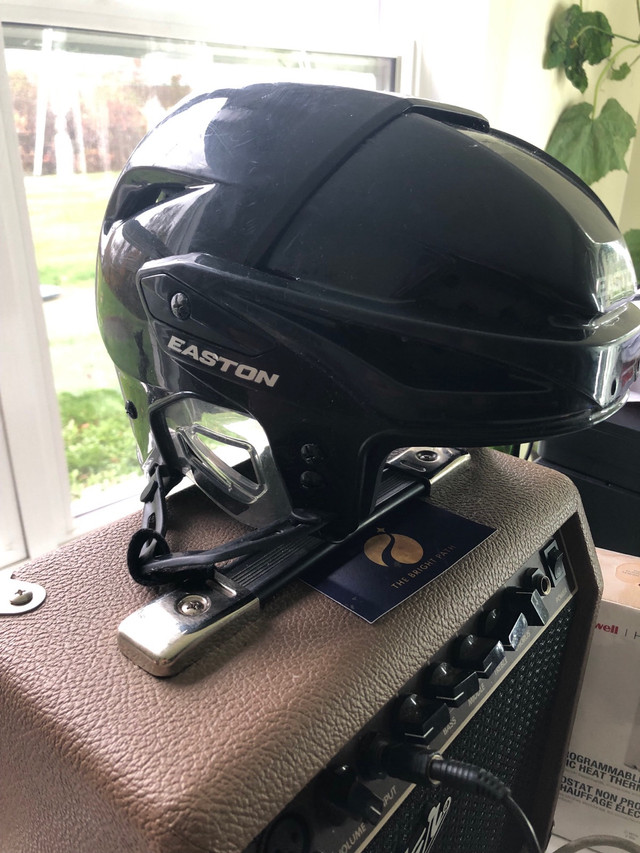 Helmet, straight visor and shin pads in Hockey in Saint John - Image 2